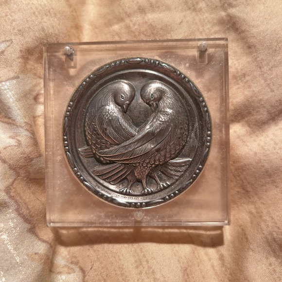 Vintage Lucite Compact, Coro 1940s,  Repoussé Silver dove Lovebirds - Picture 1 of 7